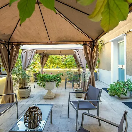 Guest house Garden House - Luxury - Overnight Only 2*